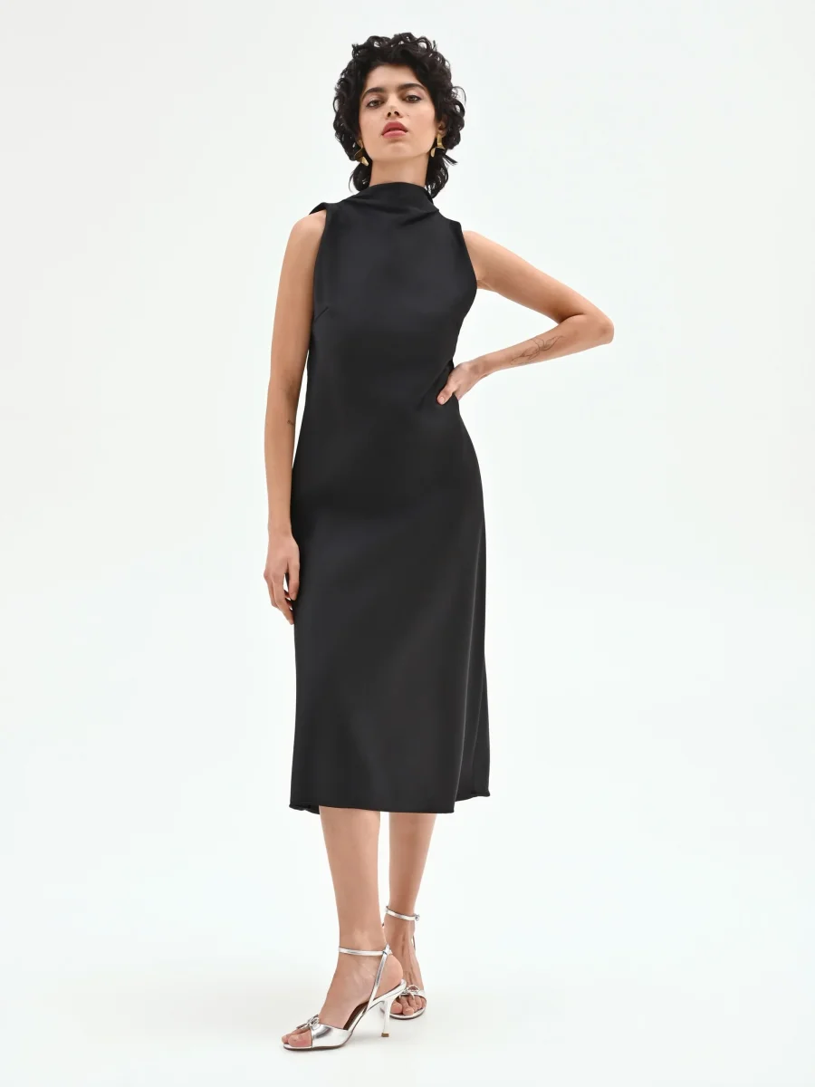 Abito nero in raso con scollo drappeggiato – Image 5