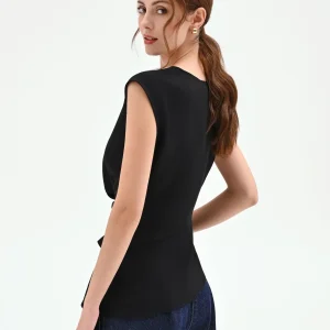 Blusa nera asimmetrica con dettaglio gioiello