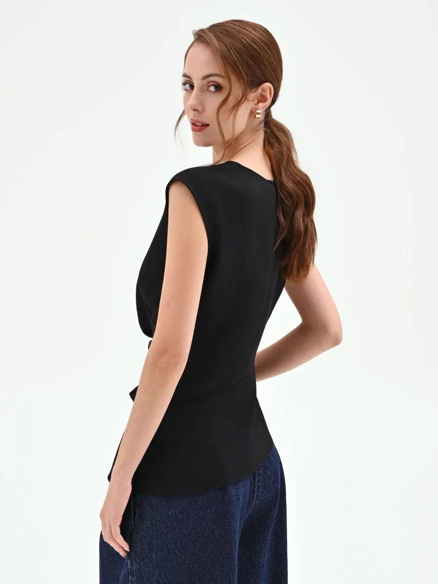 Blusa nera asimmetrica con dettaglio gioiello – Image 2