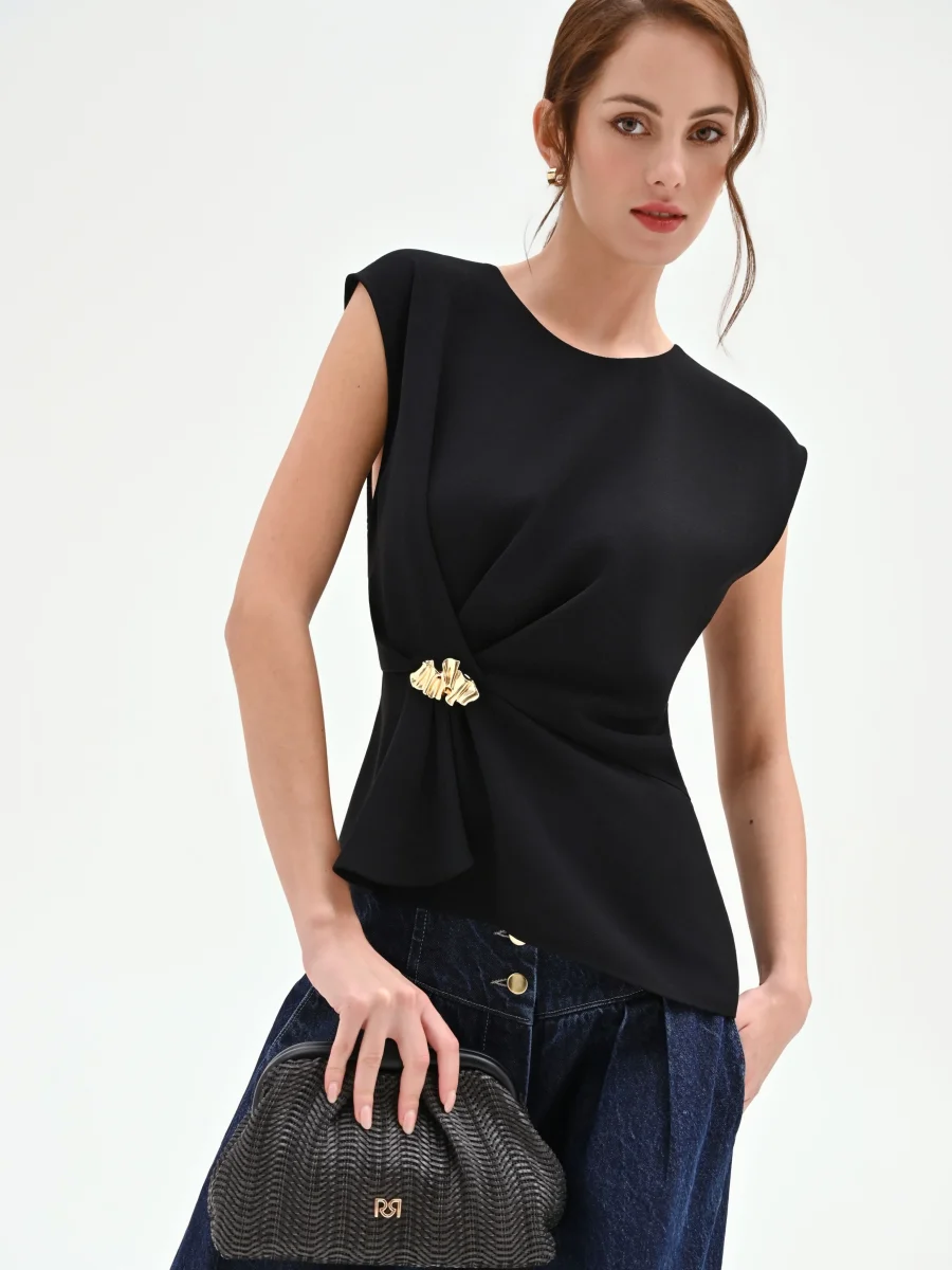 Blusa nera asimmetrica con dettaglio gioiello – Image 7
