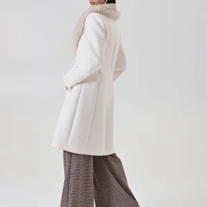 Cappotto bianco con collo effetto pelliccia