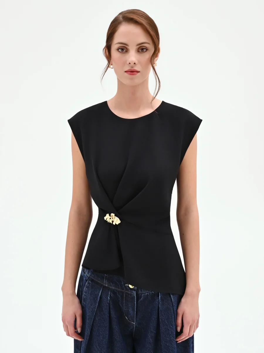 Blusa nera asimmetrica con dettaglio gioiello – Image 5