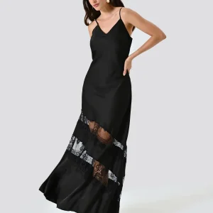 Abito in Raso Nero con Inserti in Pizzo