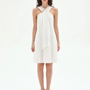 Abito bianco con spilla