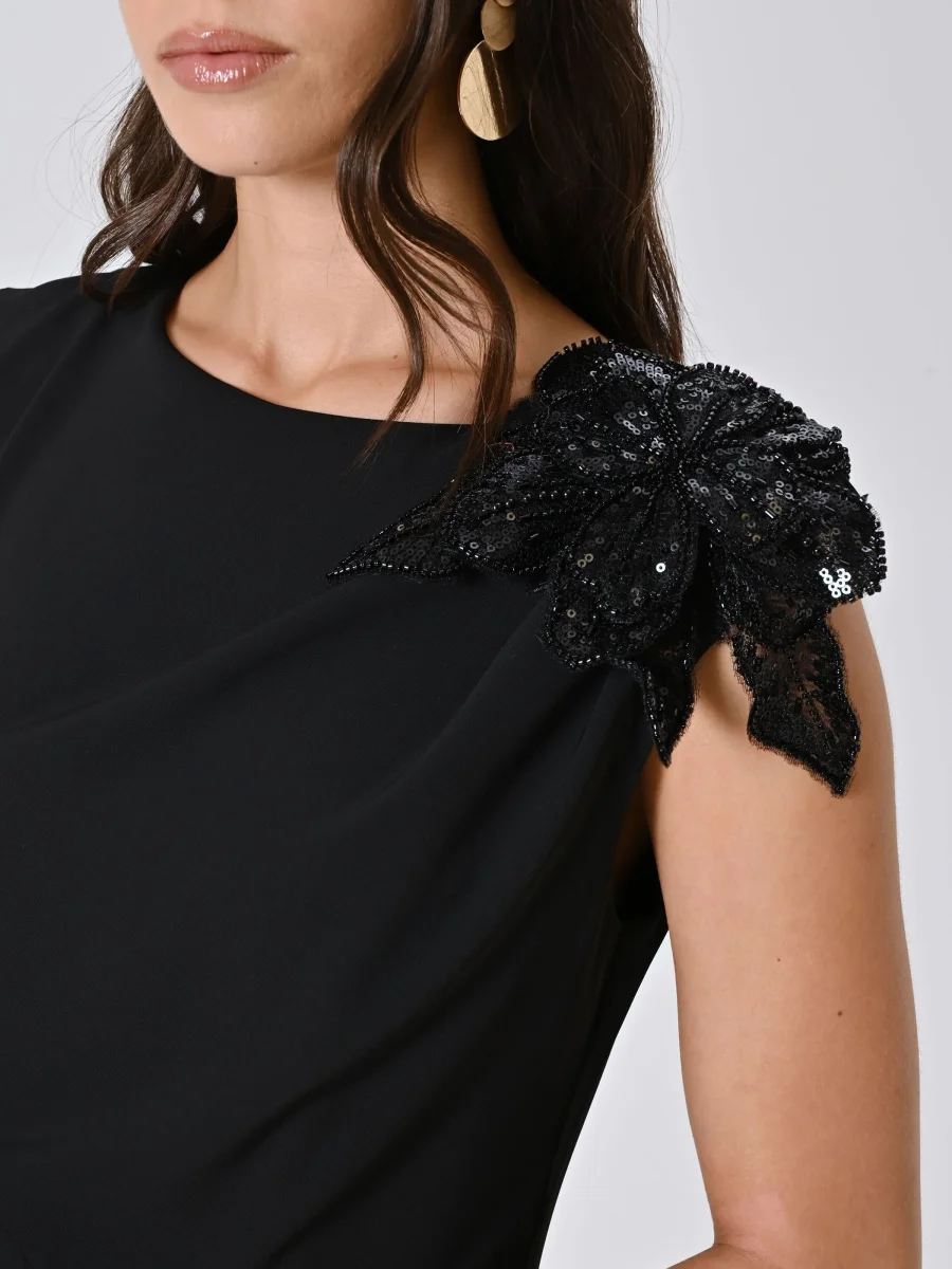 Tubino Lungo Nero con Fiore e Perle in Cadi – Image 4