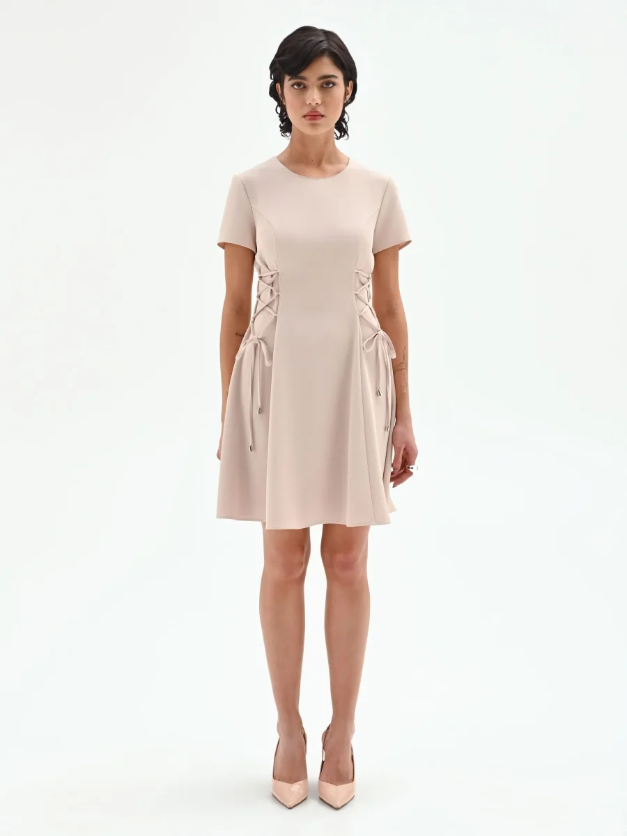 Abito corto cadi beige chiaro con stringhe laterali – Image 2