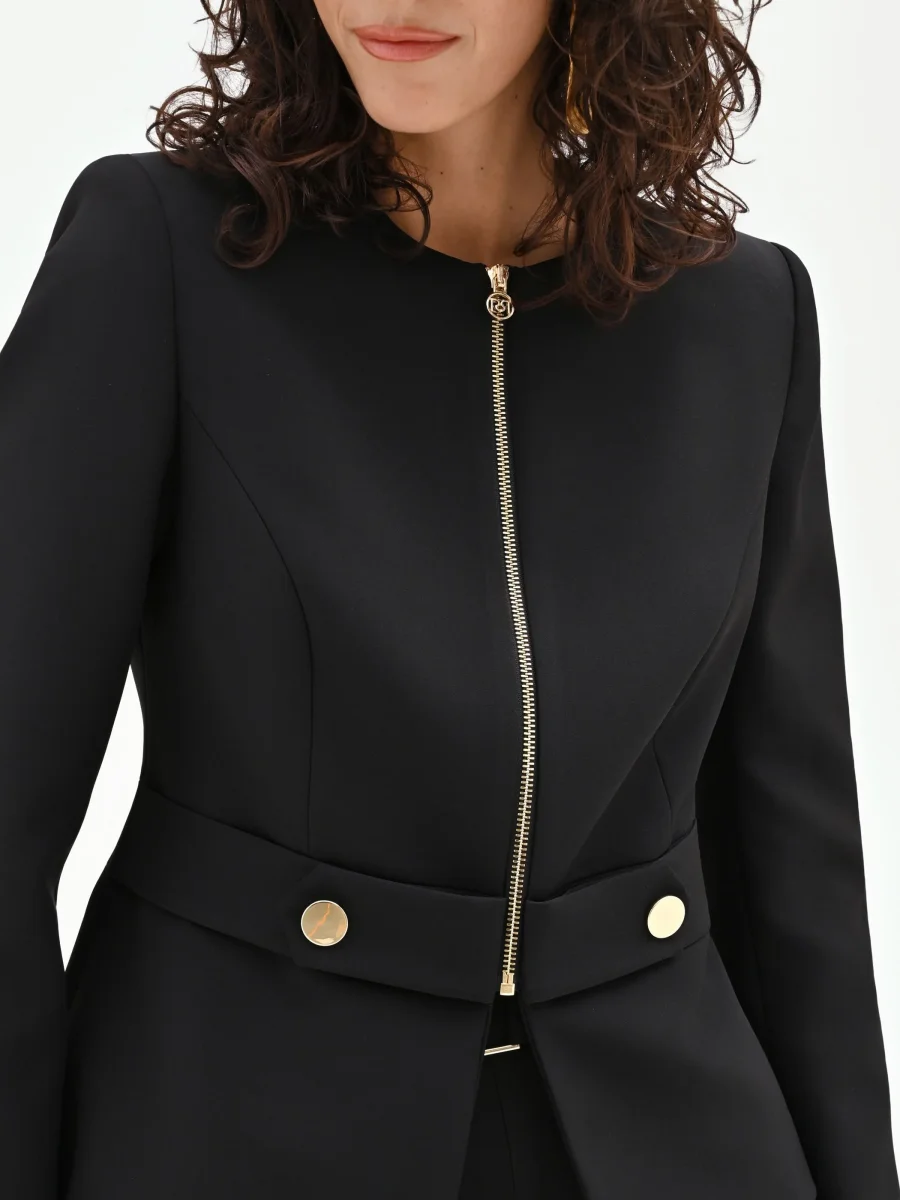 Giacca nera con baschina e dettagli dorati – Image 5