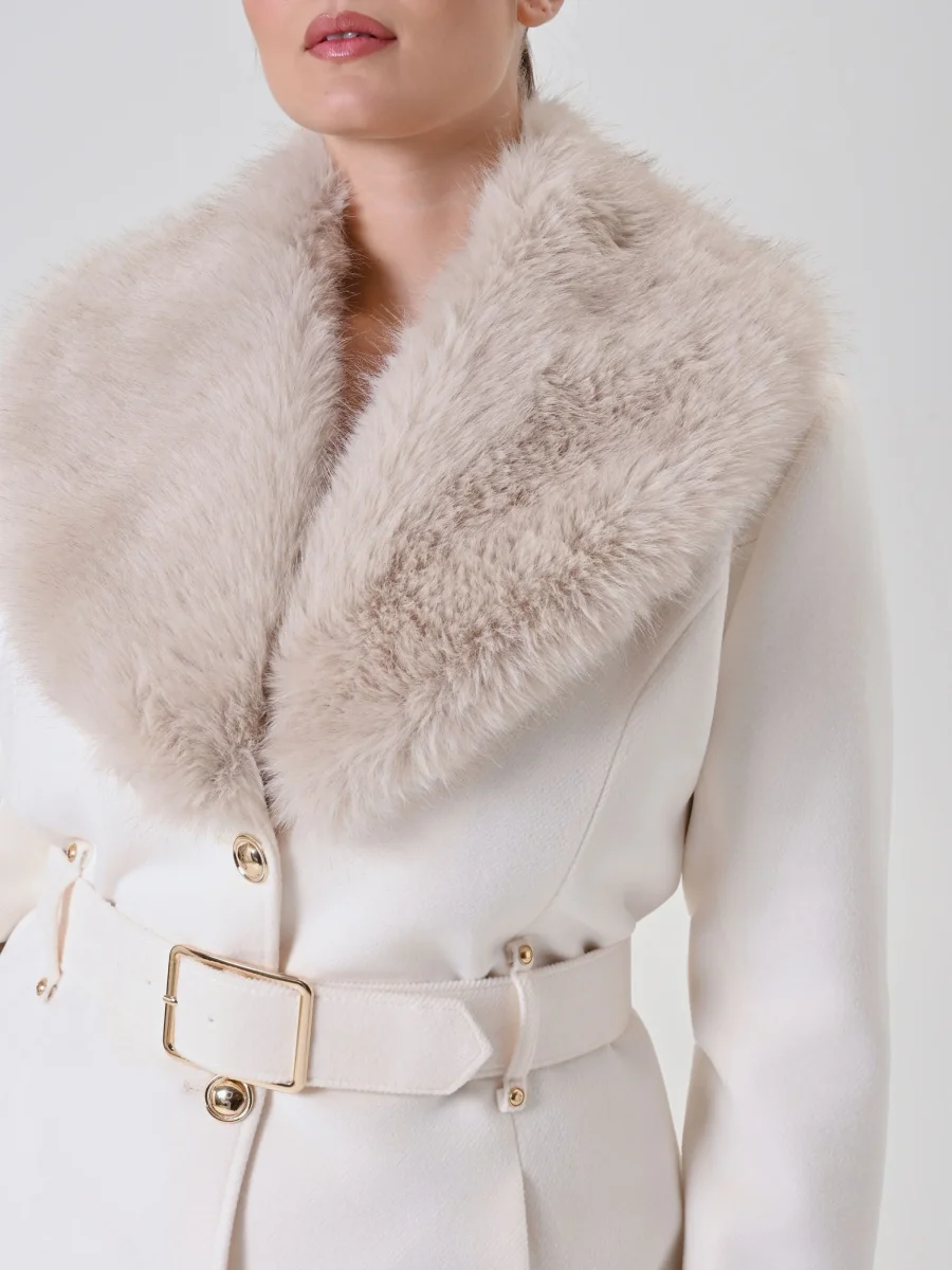 Cappotto curvy bianco con collo effetto pelliccia – Image 4