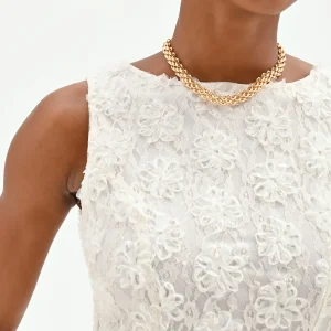 Abito corto bianco con applicazioni floreali tridimensionali