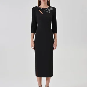 Tubino nero con scollo a goccia ricamato