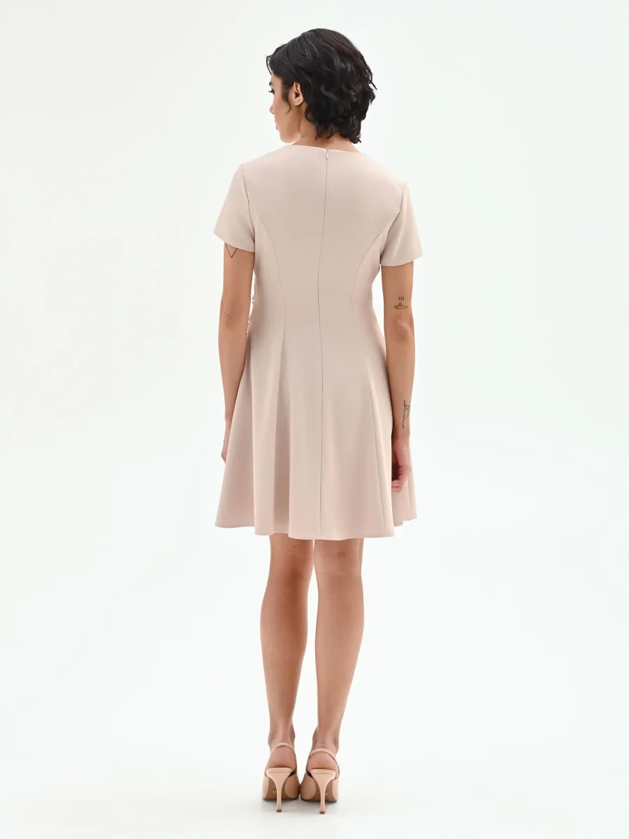 Abito corto cadi beige chiaro con stringhe laterali – Image 3