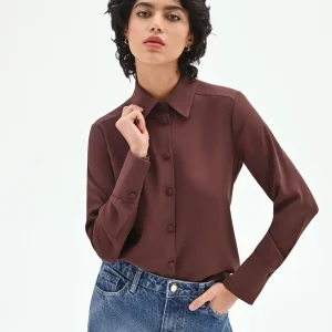 Camicia marrone con bottoncini ricoperti