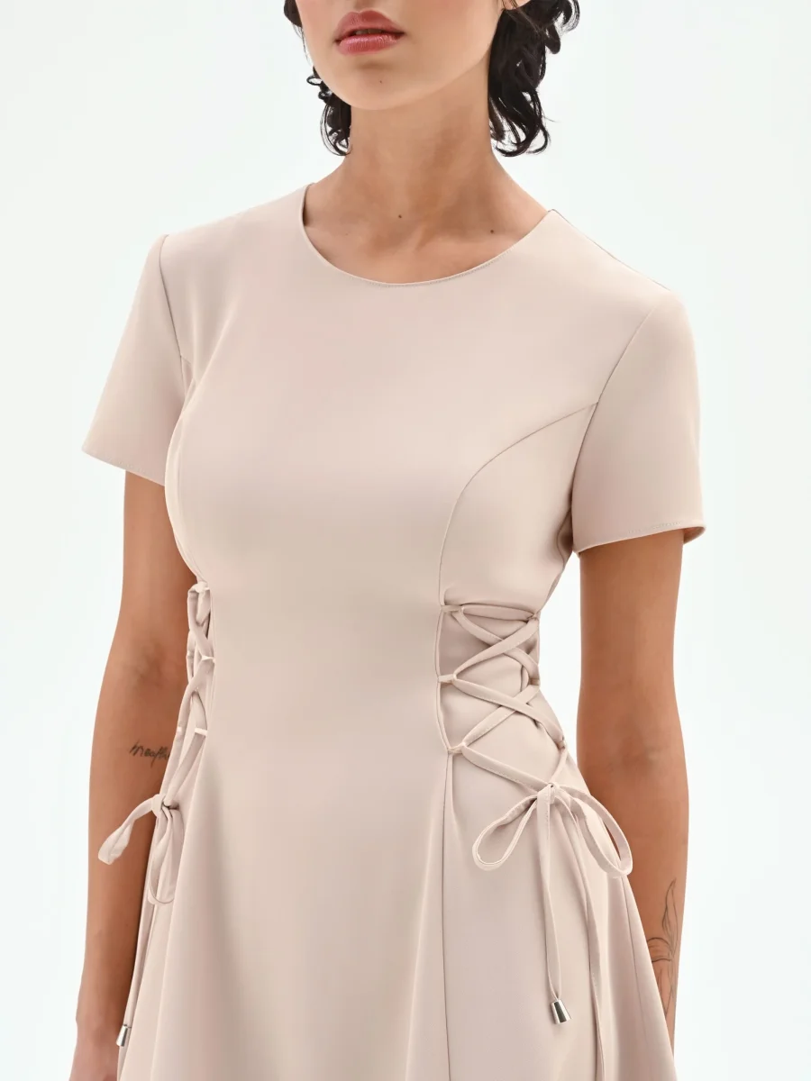 Abito corto cadi beige chiaro con stringhe laterali – Image 4