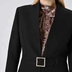 Giacca Nera con Fibbia Geometrica in Tessuto Tecnico