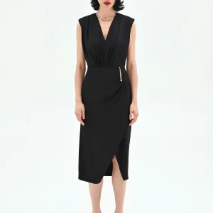 Abito tubino nero con dettaglio catena