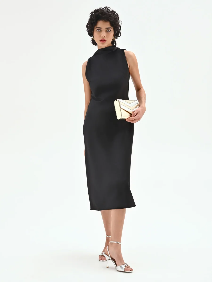 Abito nero in raso con scollo drappeggiato – Image 6