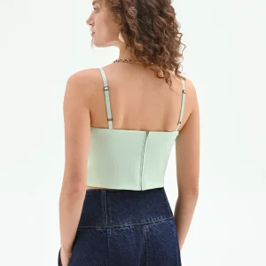 Top crop verde menta con fibbia decorativa