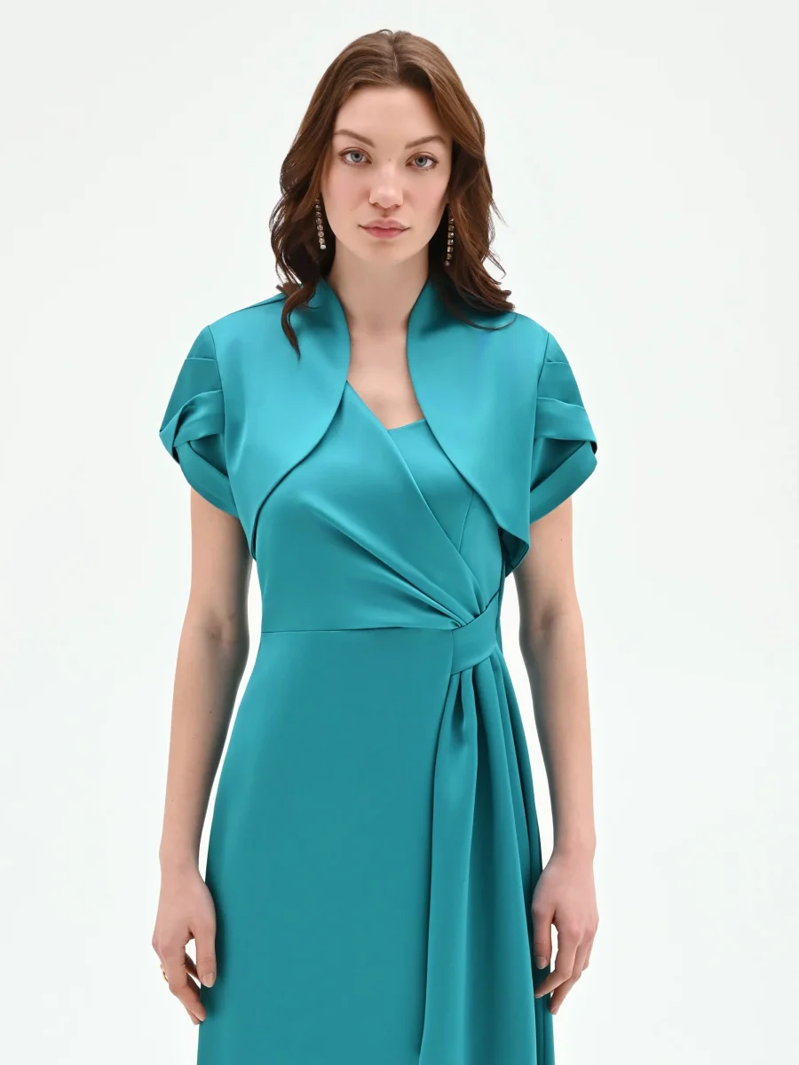 Coprispalla atelier smeraldo verde in raso con maniche strutturate – Image 3