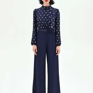 Tuta blu con blusa a pois e collo foulard