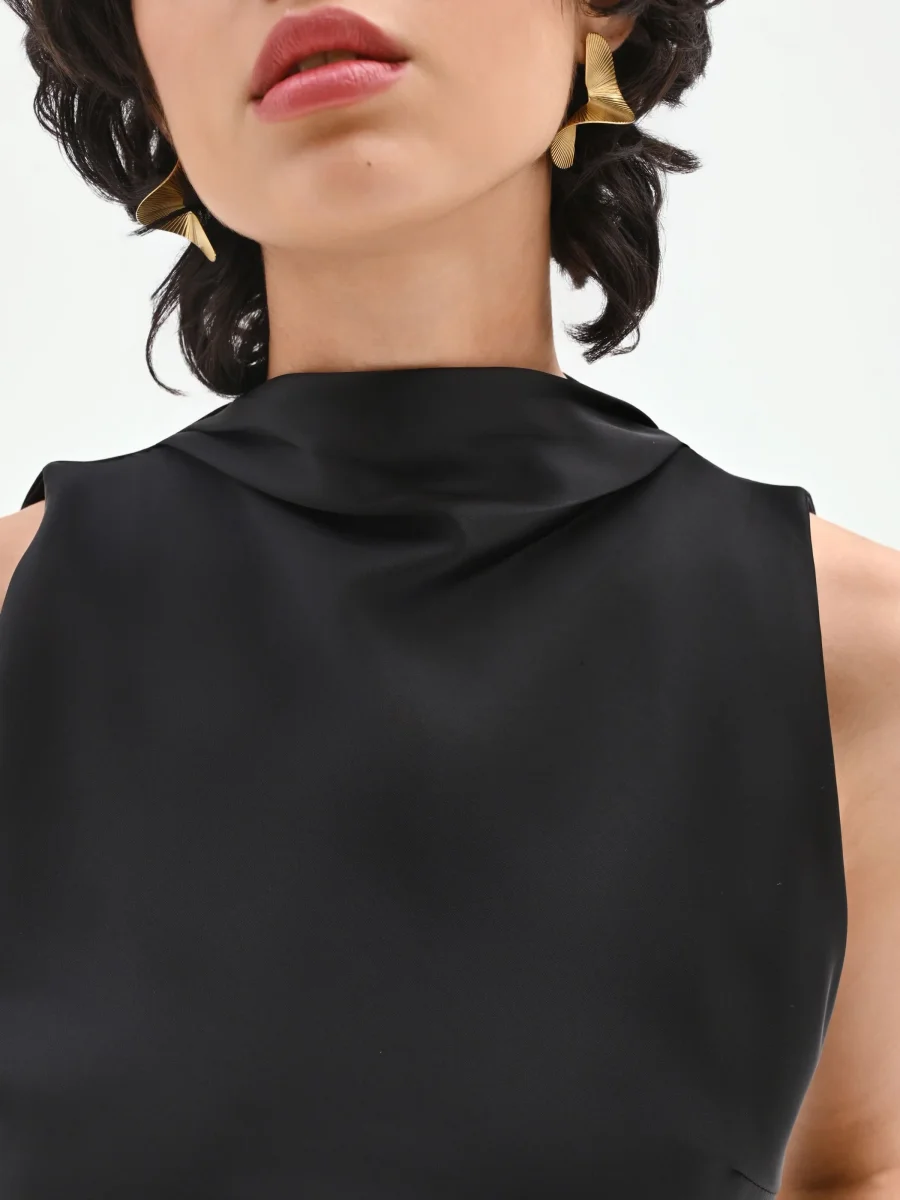 Abito nero in raso con scollo drappeggiato – Image 4