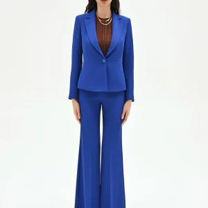 Giacca blu cina dalla linea sciancrata