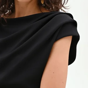 Tuta nera con scollo asimmetrico