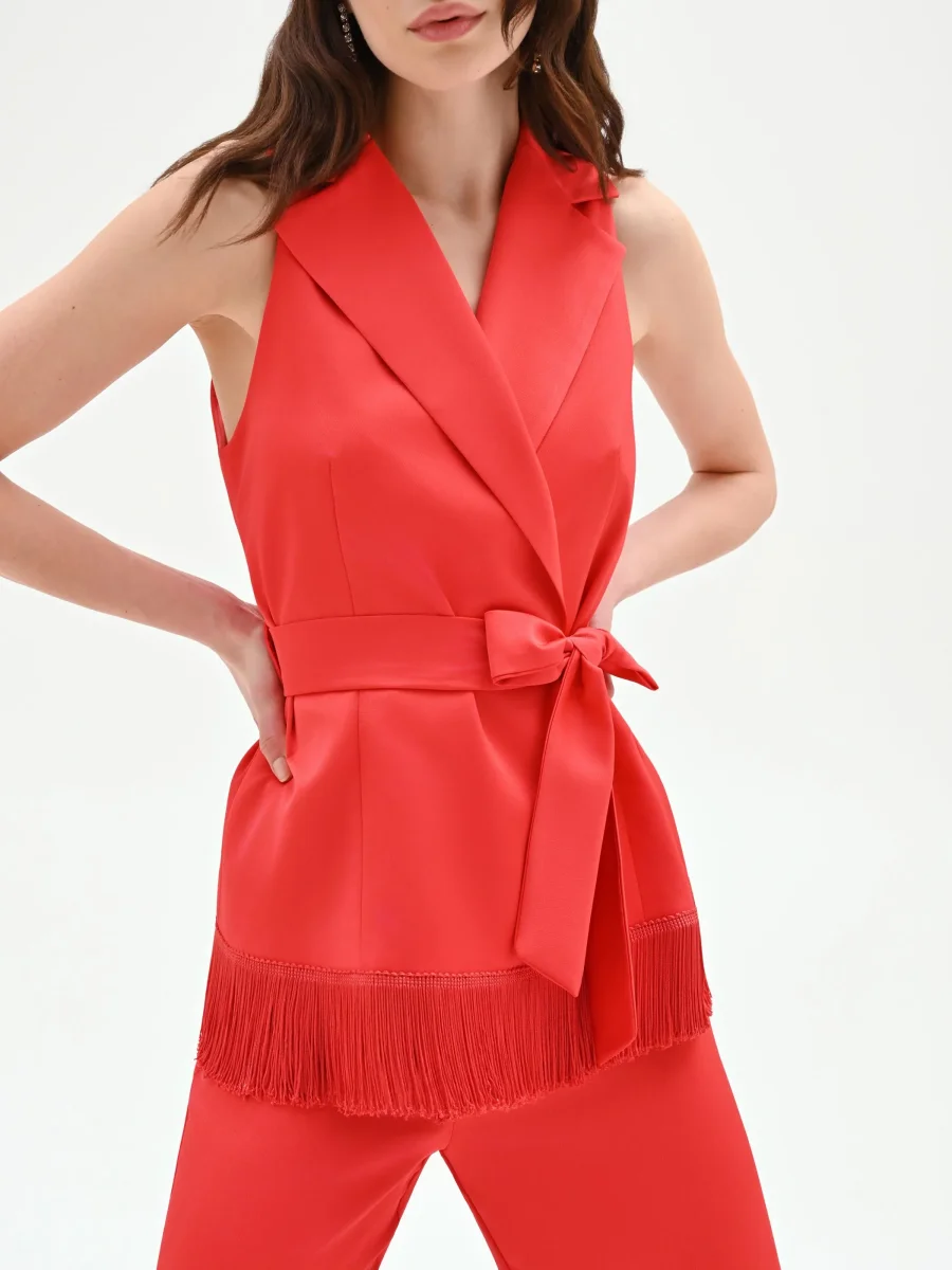 Gilet in raso rosso fragola con frange – Image 5