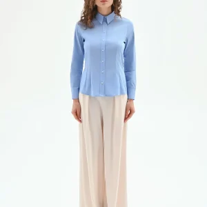 Camicia cielo azzurro dal taglio sciancrato