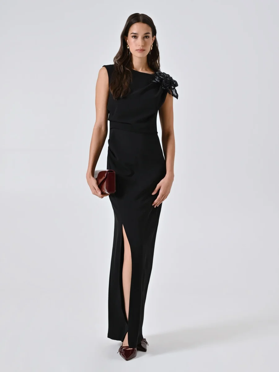 Tubino Lungo Nero con Fiore e Perle in Cadi – Image 7