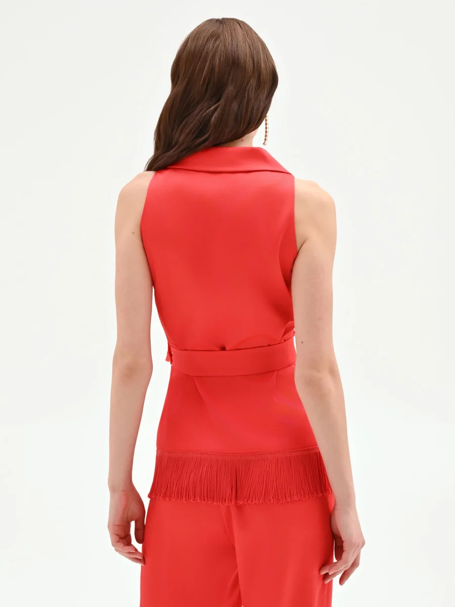 Gilet in raso rosso fragola con frange – Image 4