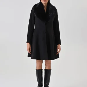Cappotto nero con collo effetto pelliccia