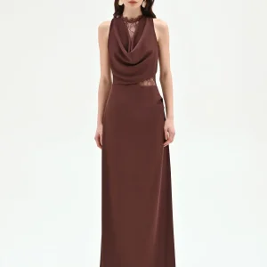 Abito lungo cioccolato con scollo drappeggiato e pizzo