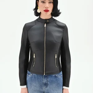Giubbino nero effetto pelle con zip dorate