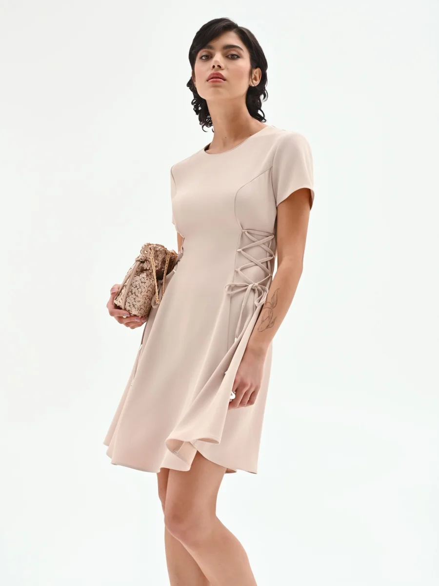 Abito corto cadi beige chiaro con stringhe laterali – Image 7