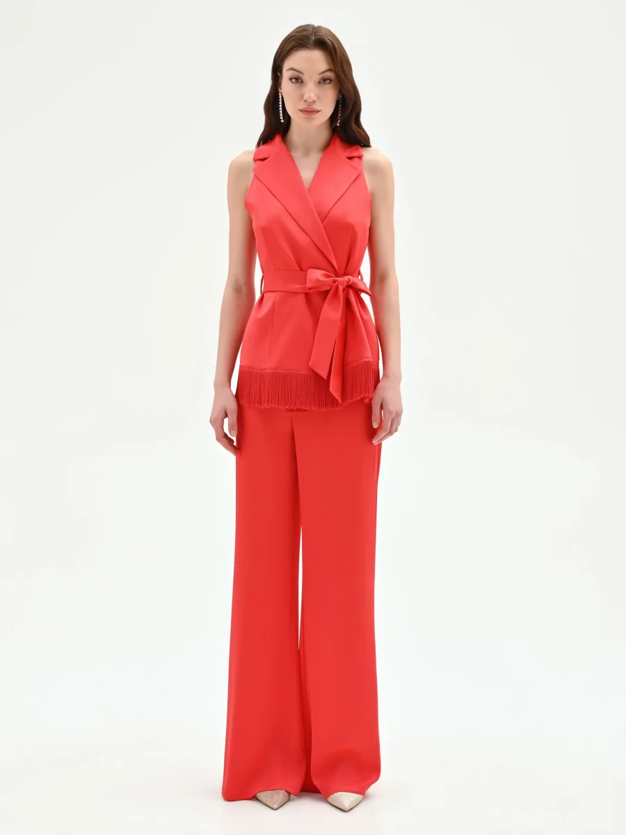 Gilet in raso rosso fragola con frange