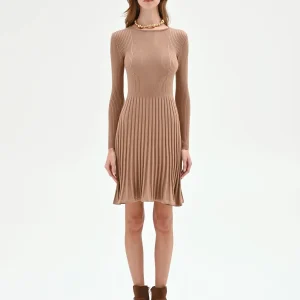 Abito in maglia cammello