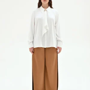 Camicia curvy panna bianco con foulard e spilla gioiello