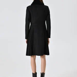 Cappotto Nero Plissé con Collo in Pelliccia