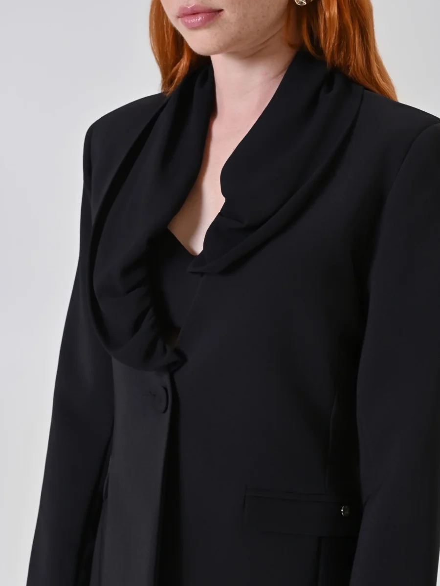 Giacca Nera con Rever Drappeggiato – Image 5