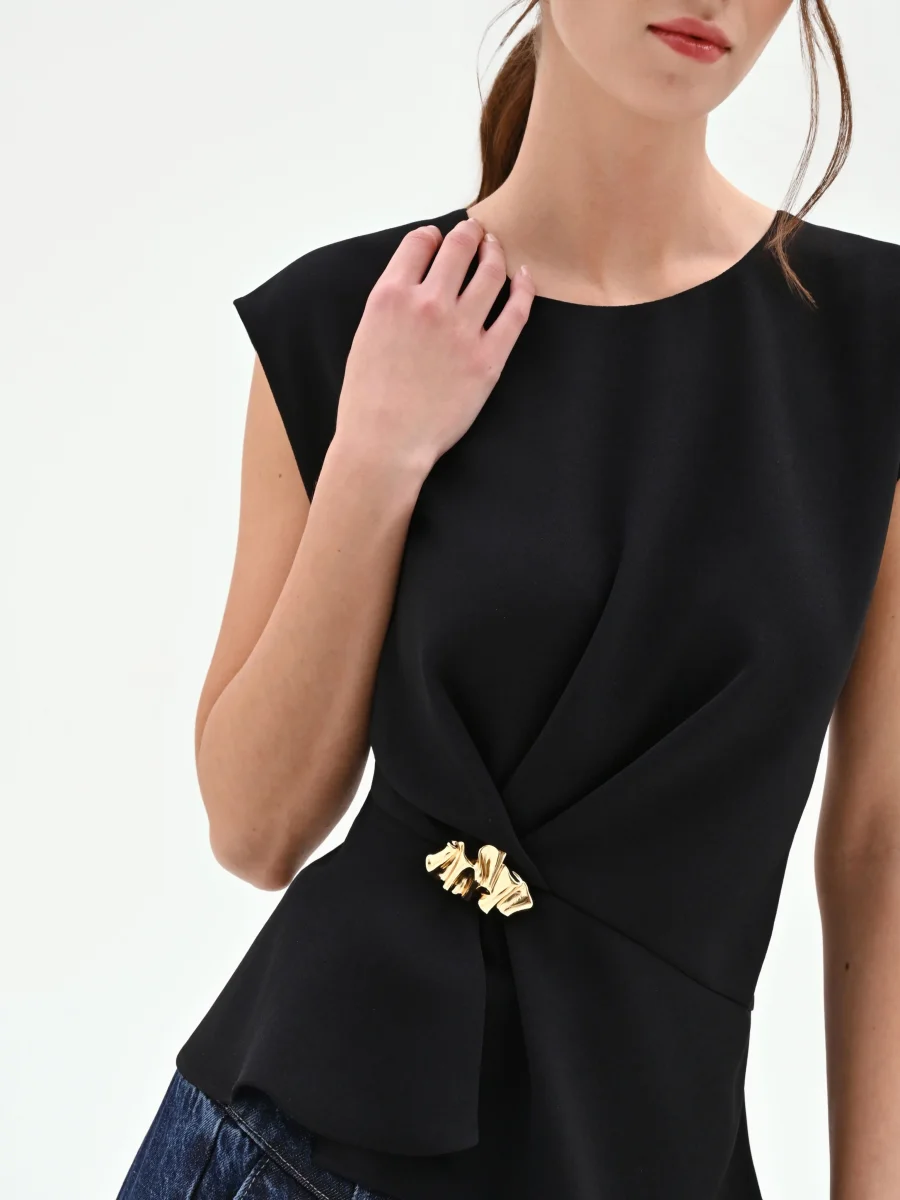 Blusa nera asimmetrica con dettaglio gioiello – Image 3