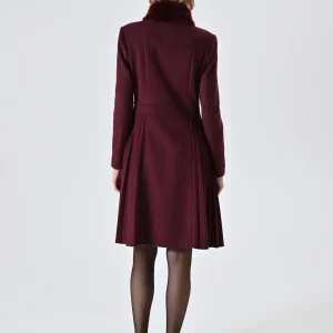Cappotto Bordeaux Plissé con Collo in Pelliccia