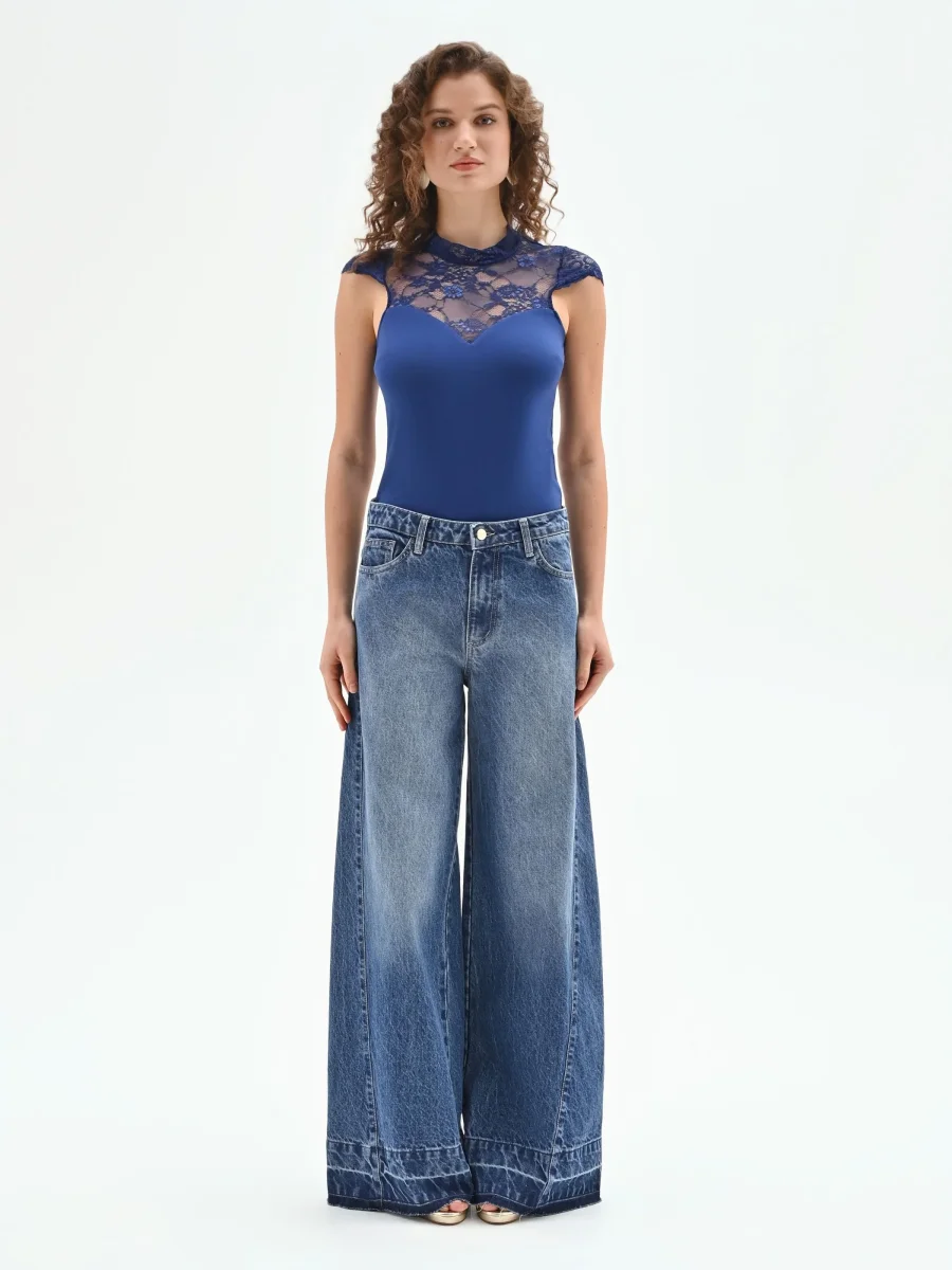 Canotta blu brillante con carré in pizzo – Image 2