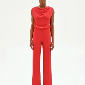 Tuta rosso fragola con scollo morbido