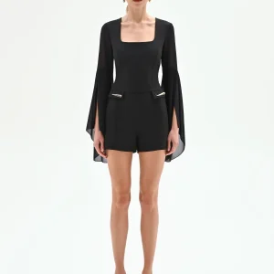 Tuta corta nera con maniche ampie