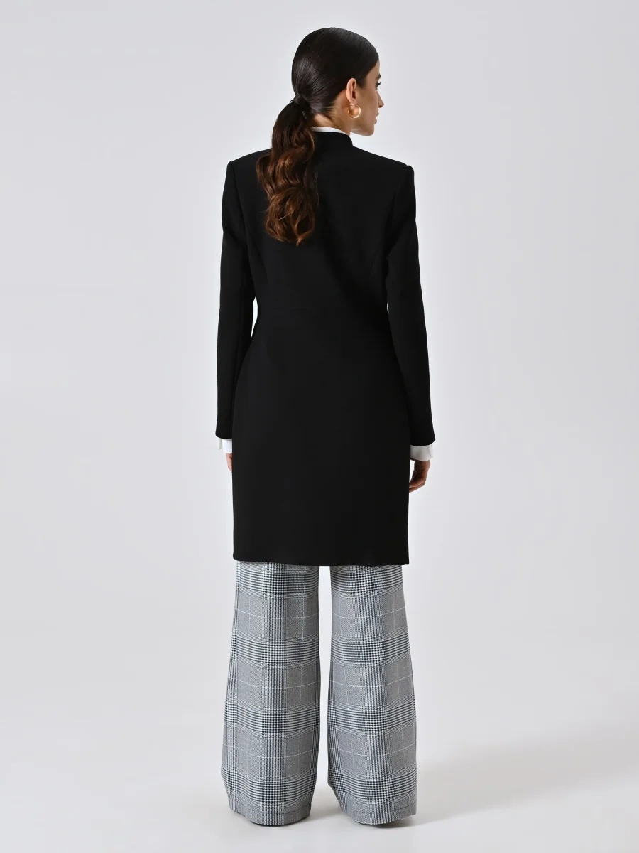 Spolverino Nero con Fibbia Geometrica