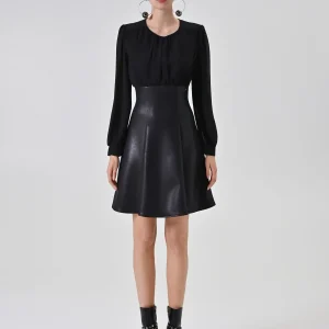 Abito corto nero bimateriale con maniche a sbuffo