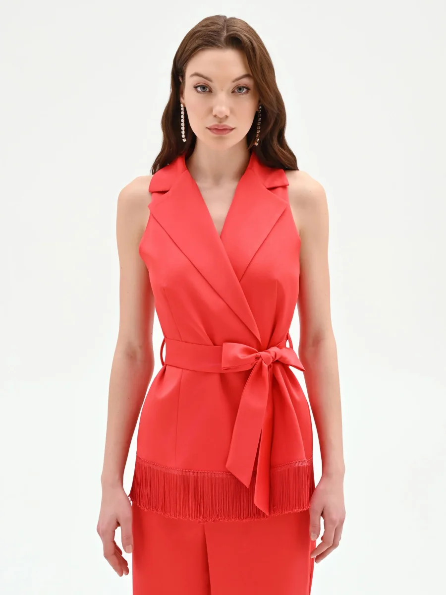 Gilet in raso rosso fragola con frange – Image 3