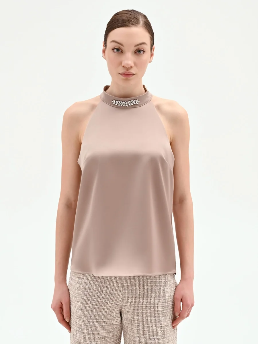 Top tortora beige in raso con applicazione gioiello – Image 3