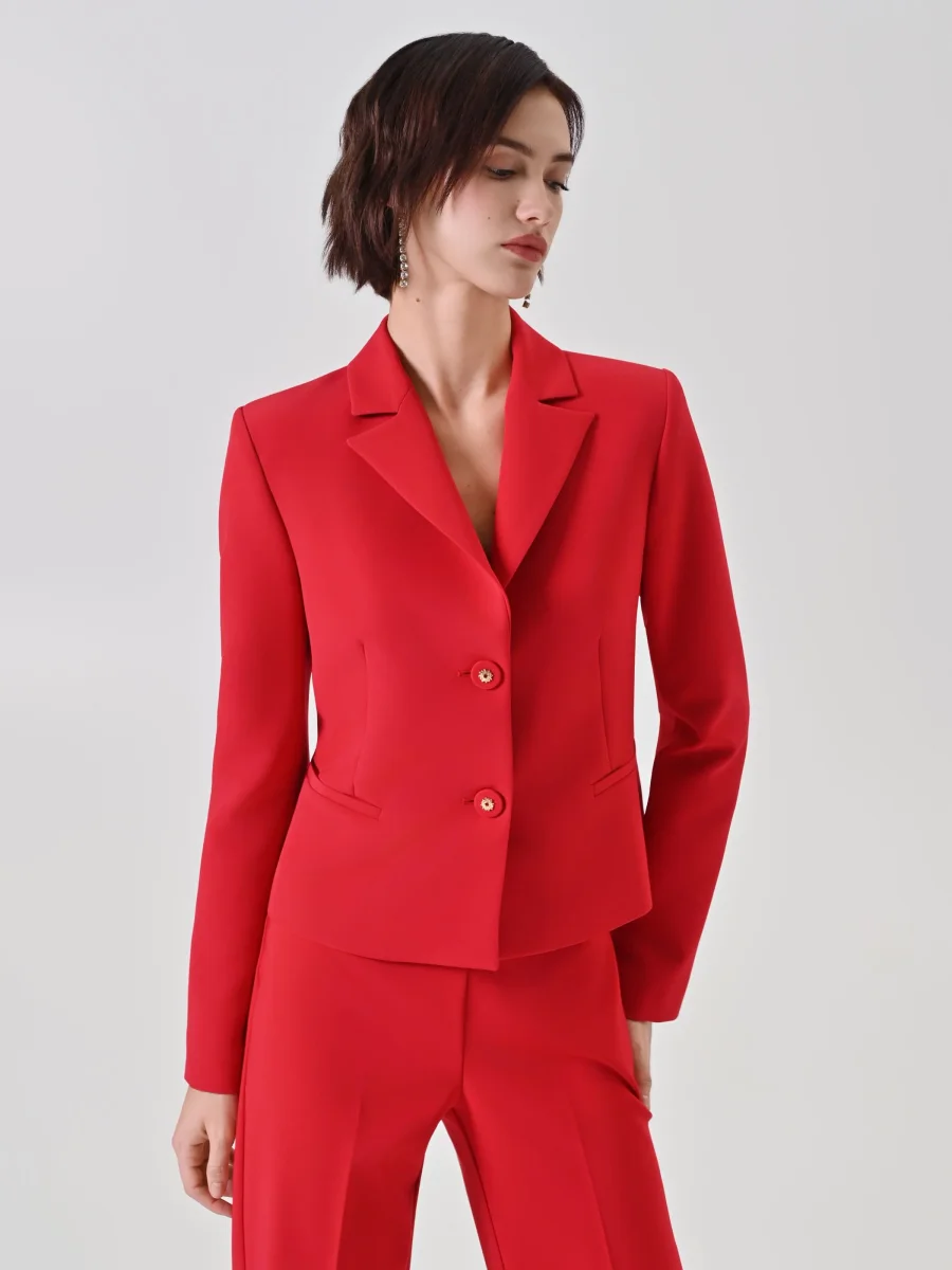 Giacca sfiancata rossa con bottoni gioiello – Image 2