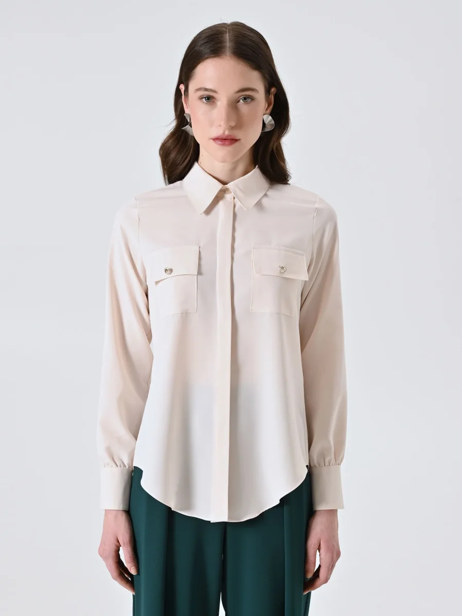 Camicia Bianca con Utility Pockets – Image 2